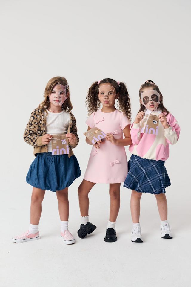 Niñas con mascarillas de RINI
