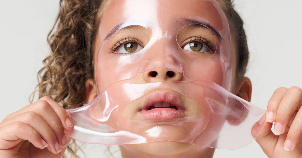 Una niña con una mascarilla de RINI